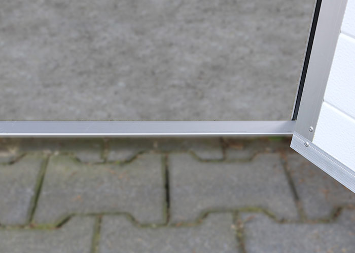 Aluminiumschwelle im Tor
