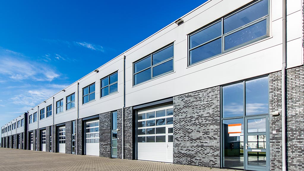 Sektionaltore in einer modernen Industriehalle